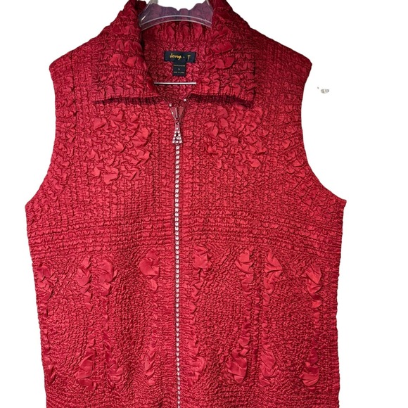 Jerry.T Jackets & Blazers - JerryT Clothing for Women for sale XL quilted look. Red rose‎ zip chip